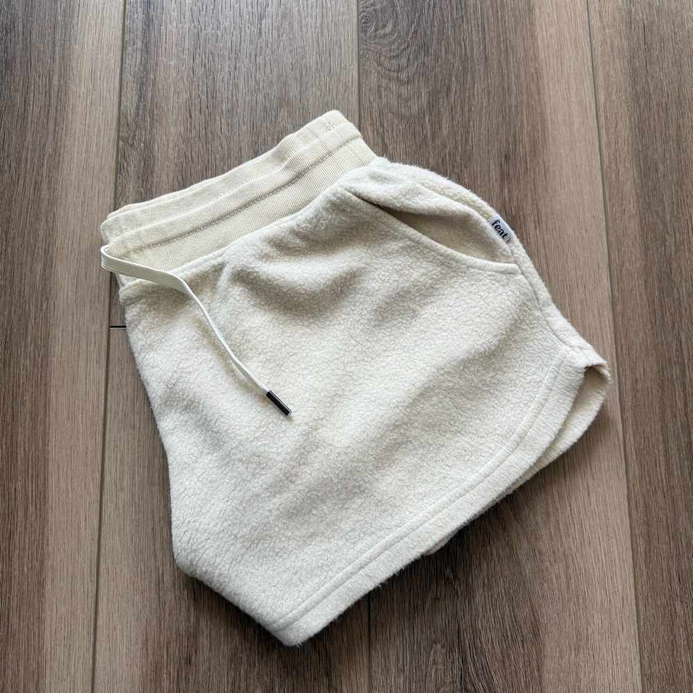 FEAT womens Cream Cloth Shorts size medium